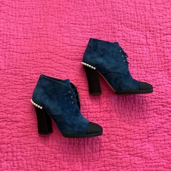 Chanel suede gros-grain pearl lace up booties, 38,5( 8) - Picture 3 of 14